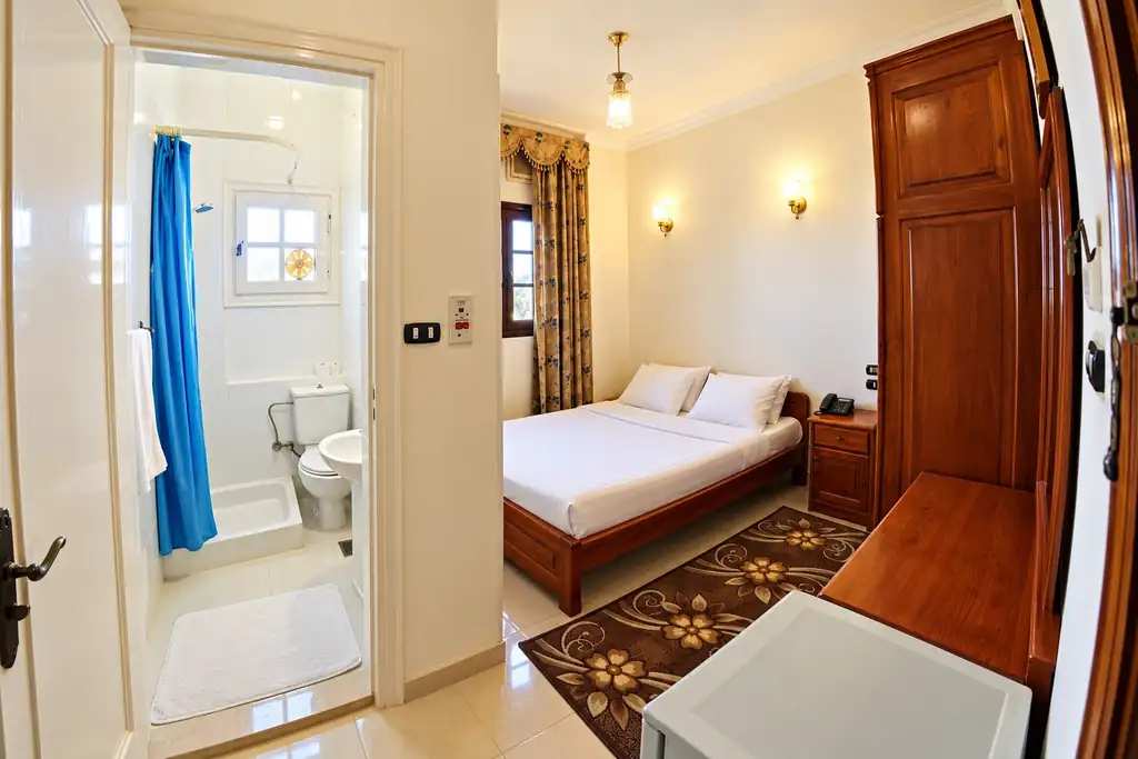 KI-Illustration: Zimmer mit Bad im Luxor Hotel Hurghada