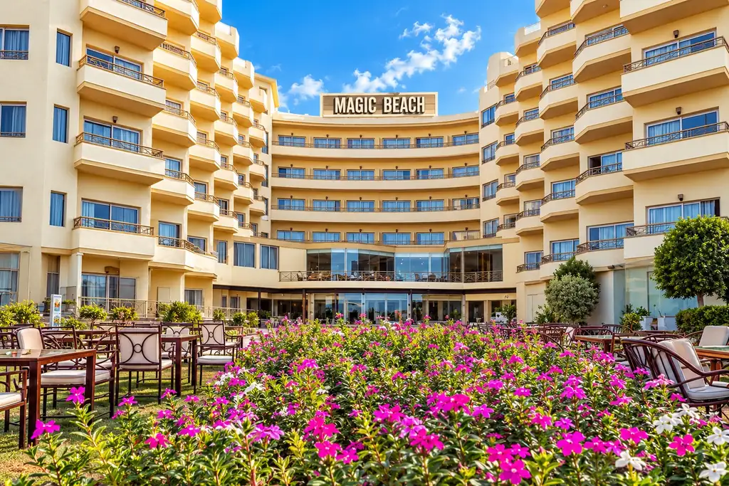 KI-Illustration: Hotelgebäude mit blühendem Garten im Magic Beach Hotel Hurghada