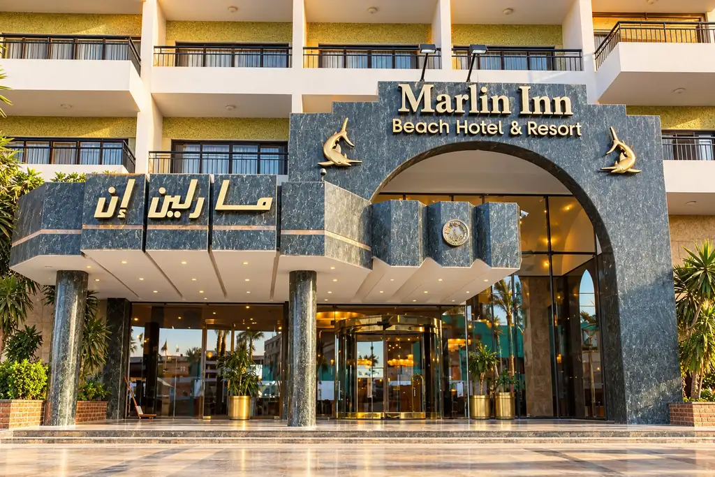 KI-Illustration: Hoteleingang im Marlin Inn Azur Resort