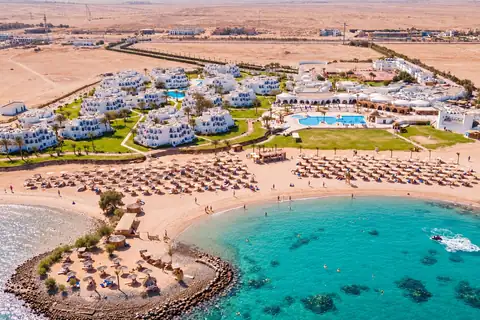 KI-Illustration: Hotelanlage mit Strandbucht aus der Luft im Mercure Hurghada Hotel