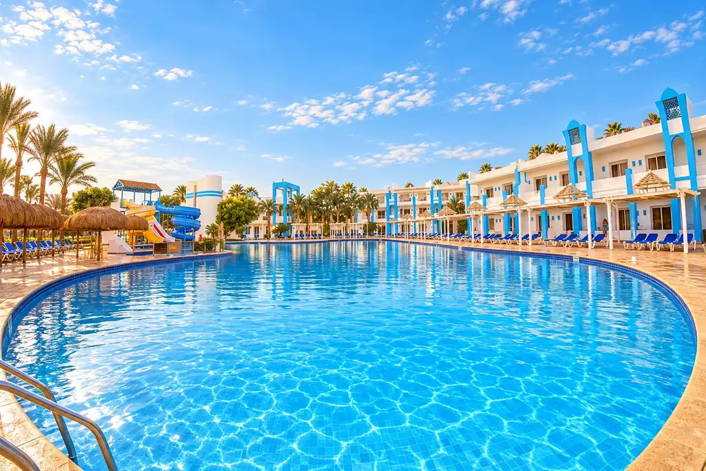 KI-Illustration: Großer Pool vor den Zimmern im Mirage Bay Resort & Aqua Park