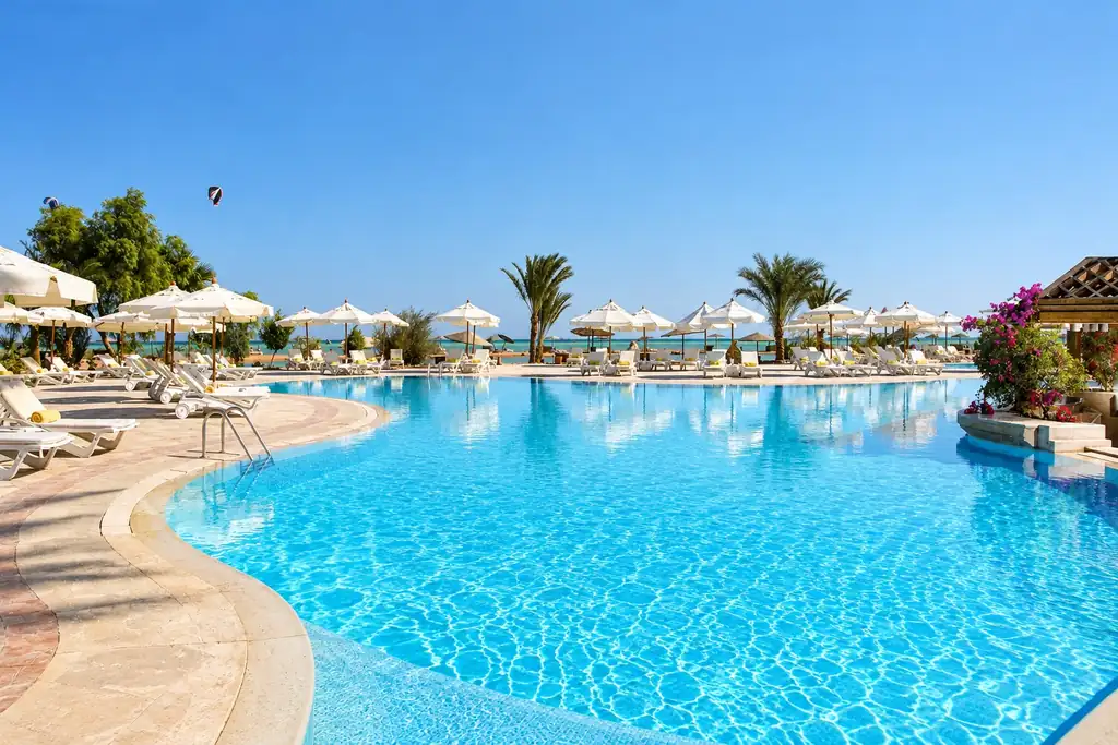 KI-Illustration: Poolanlage mit Liegen und Sonnenschirmen im Mövenpick Resort & Spa El Gouna