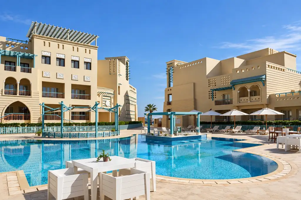 KI-Illustration: Hotelgebäude mit Pool und hellblauen Pergolen im Mosaique Hotel El Gouna