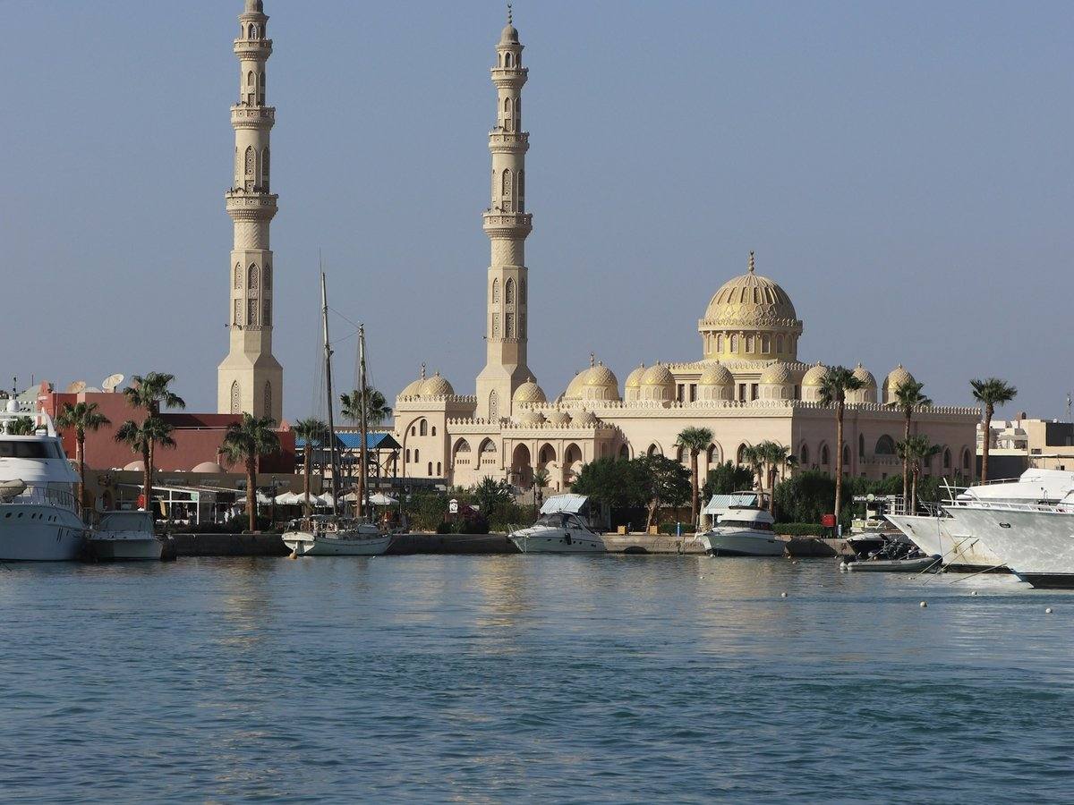 Moschee mit zwei Minaretten und großer Kuppel an der Marina von Hurghada, davor Yachten und ruhiges Wasser
