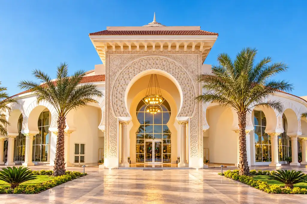 KI-Illustration: Eingang im orientalischen Stil im Old Palace Resort Sahl Hasheesh