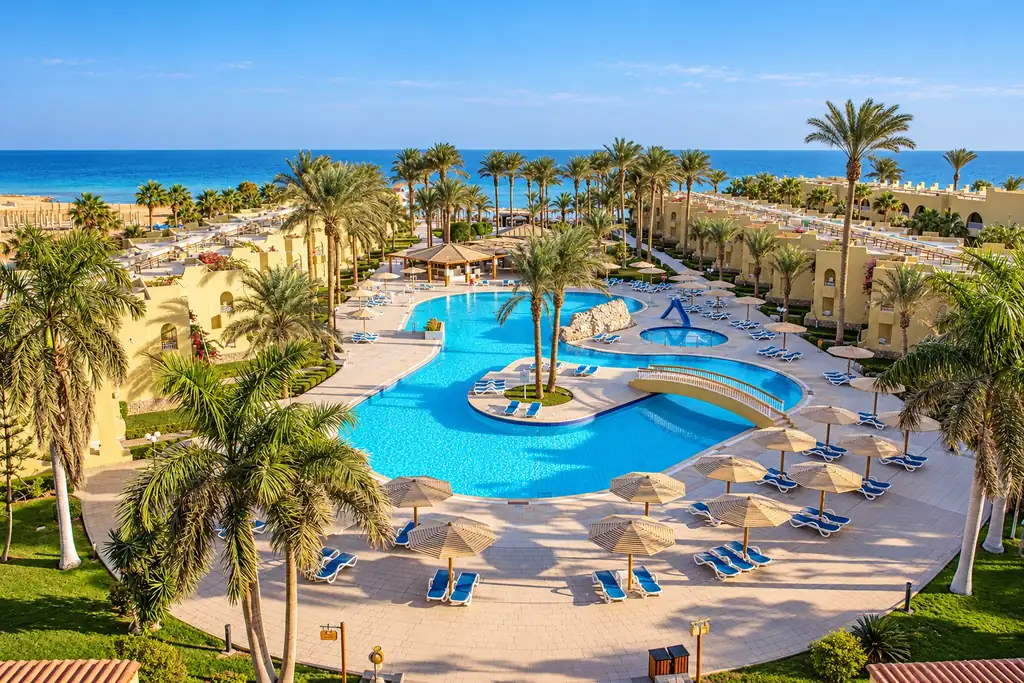 KI-Illustration: Poolanlage mit Palmen im Palm Beach Resort