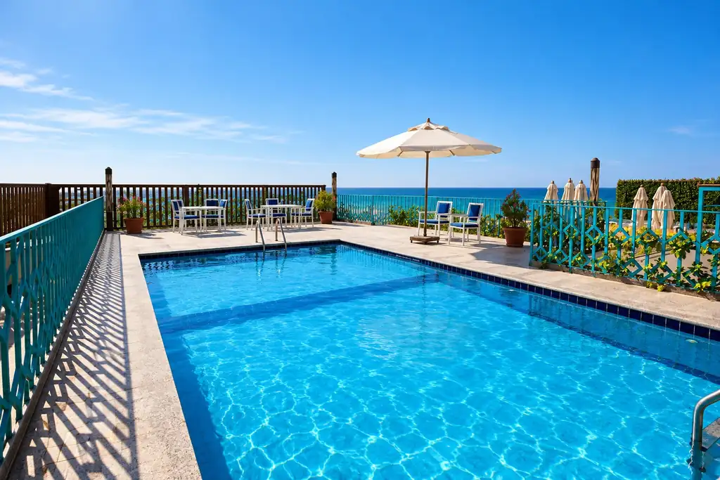 KI-Illustration: Dachpool mit Meerblick im Palm Inn Hotel Hurghada