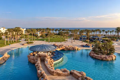 KI-Illustration: Hauptpool mit Poolbar und Palmen im Palm Royale Resort Soma Bay