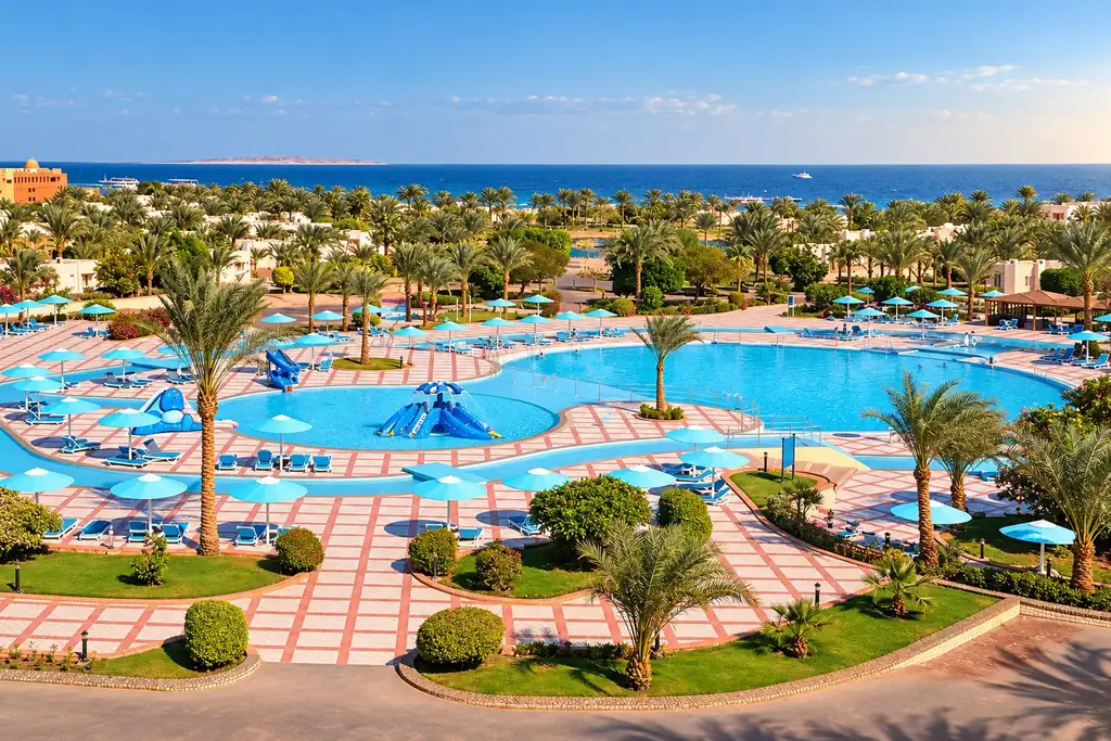 KI-Illustration: Poolanlage mit Garten im Pharaoh Azur Resort