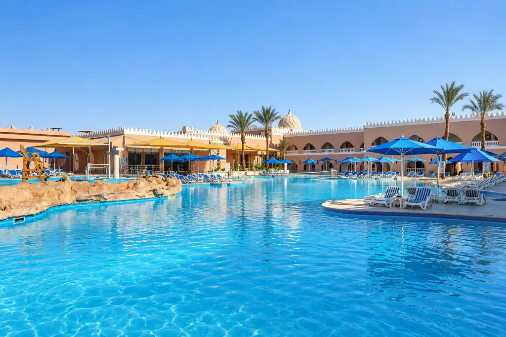 KI-Illustration: Pool und orientalische Architektur im Pickalbatros Alf Leila Wa Leila Resort (Neverland)