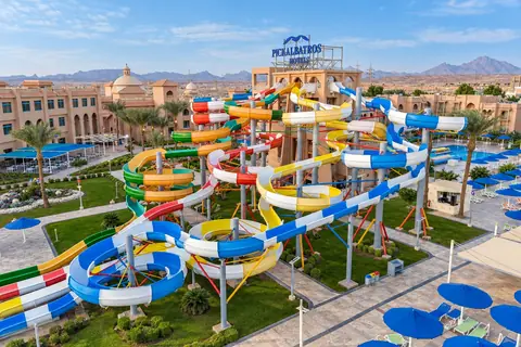 KI-Illustration: Aqua-Park und Hotelgebäude im Pickalbatros Aqua Park Resort