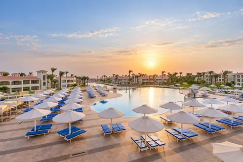 KI-Illustration: Poollandschaft bei warmem Abendlicht im Pickalbatros Dana Beach Resort