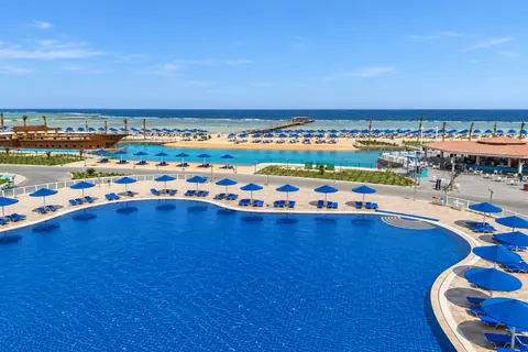 KI-Illustration: Poollandschaft am Strand im Pickalbatros Makadi Resort