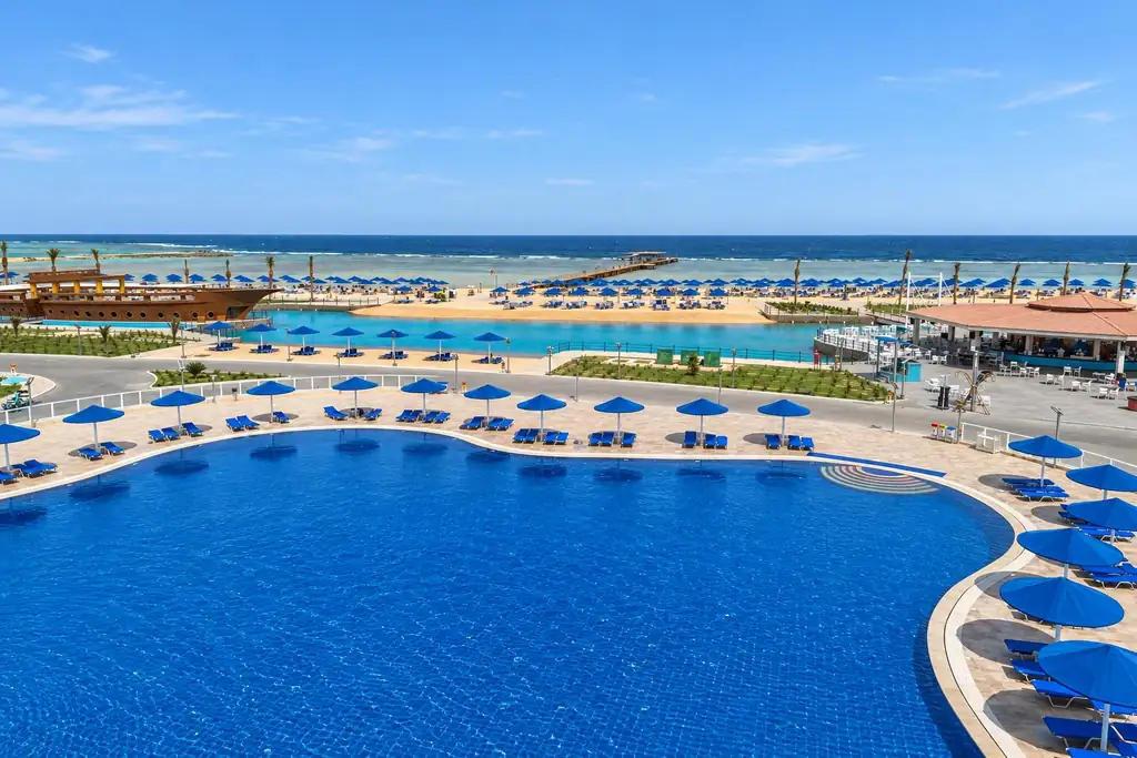 KI-Illustration: Poollandschaft am Strand im Pickalbatros Makadi Resort