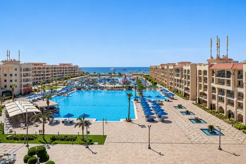 KI-Illustration: Poolanlage und Blick zum Meer im Pickalbatros White Beach Resort Hurghada