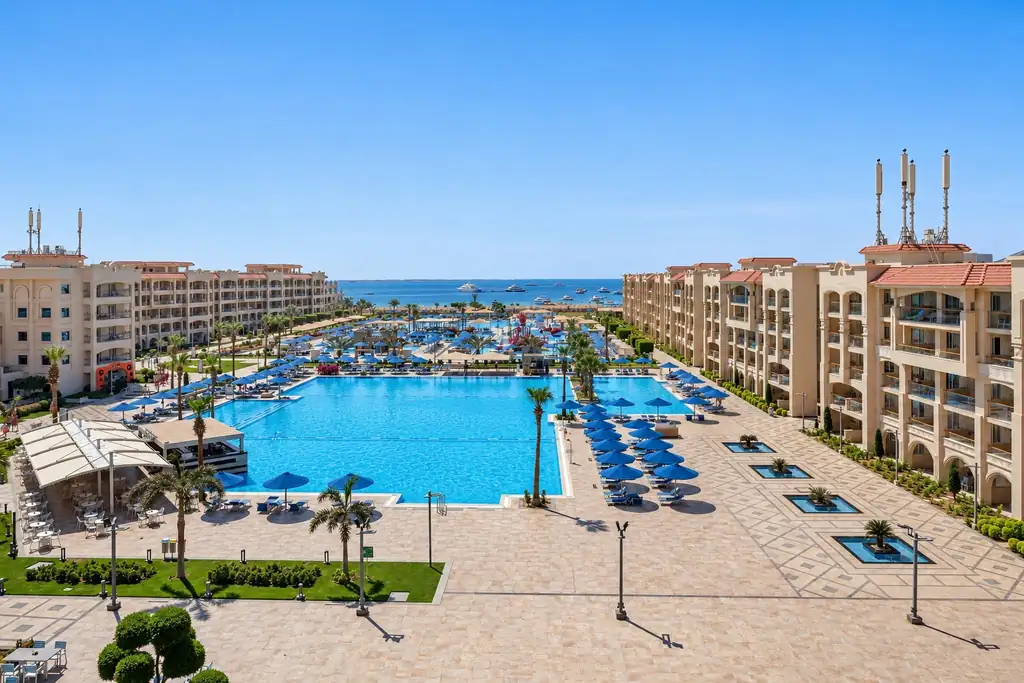 KI-Illustration: Poolanlage und Blick zum Meer im Pickalbatros White Beach Resort Hurghada
