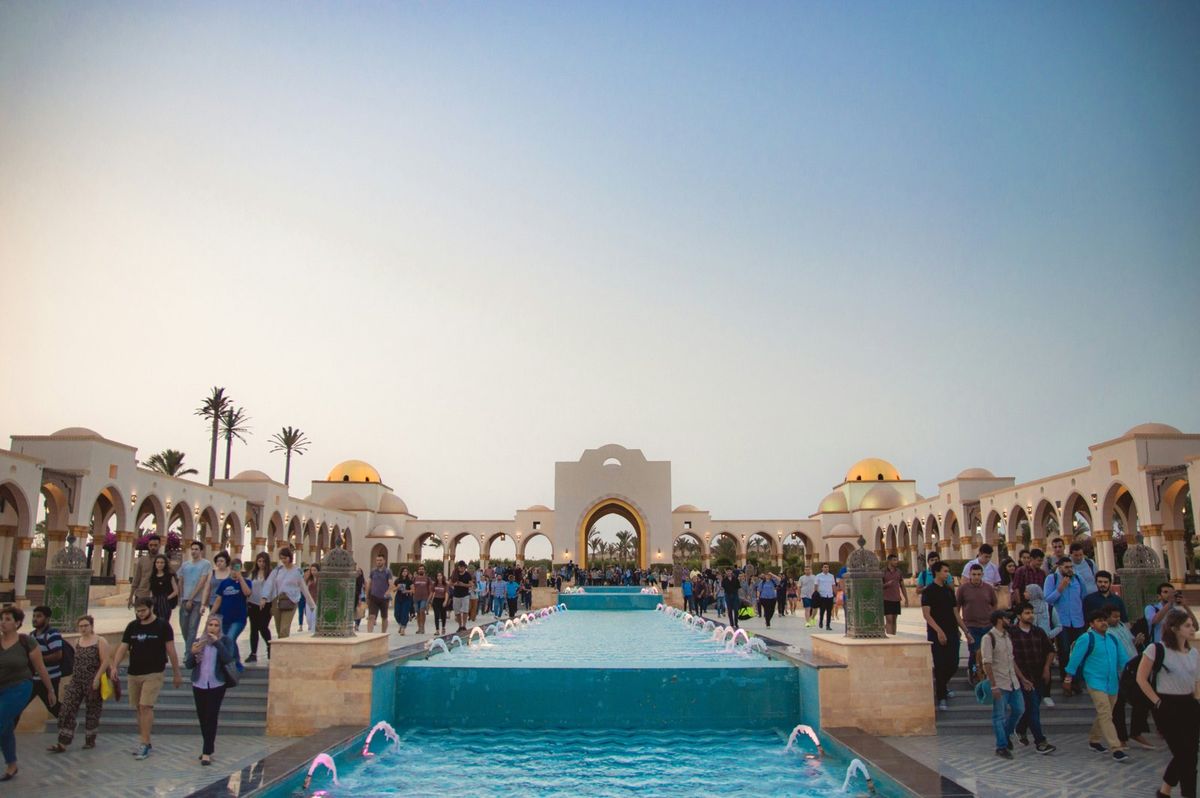 Platz mit Arkaden, Kuppeln und langem Wasserbecken in Hurghada, viele Menschen