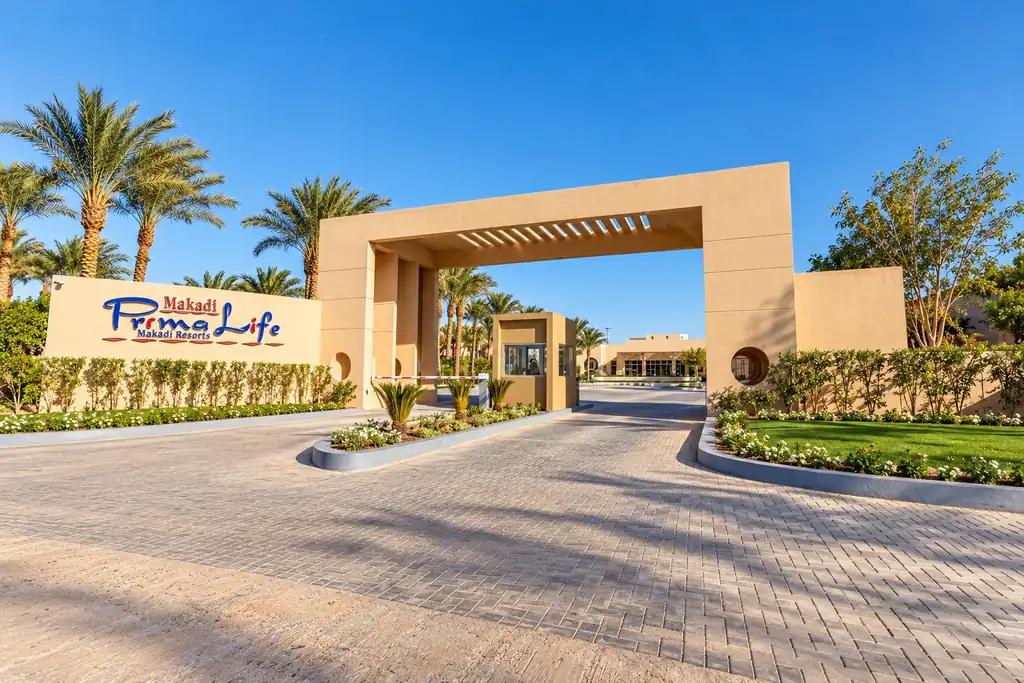 KI-Illustration: Einfahrt im Prima Life Makadi Resort