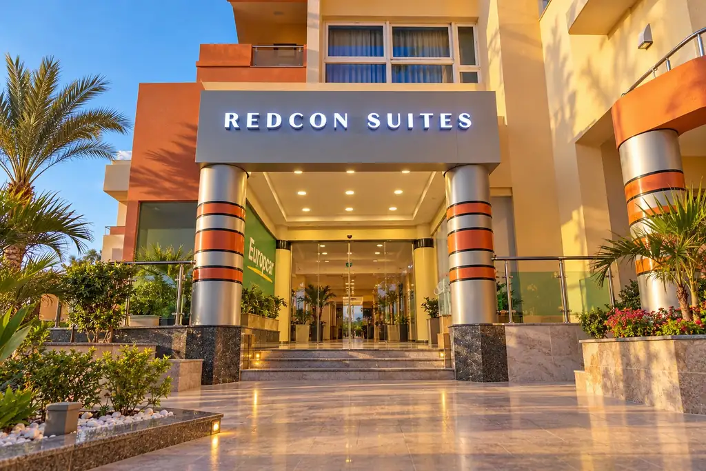 KI-Illustration: Hoteleingang im Redcon Suites