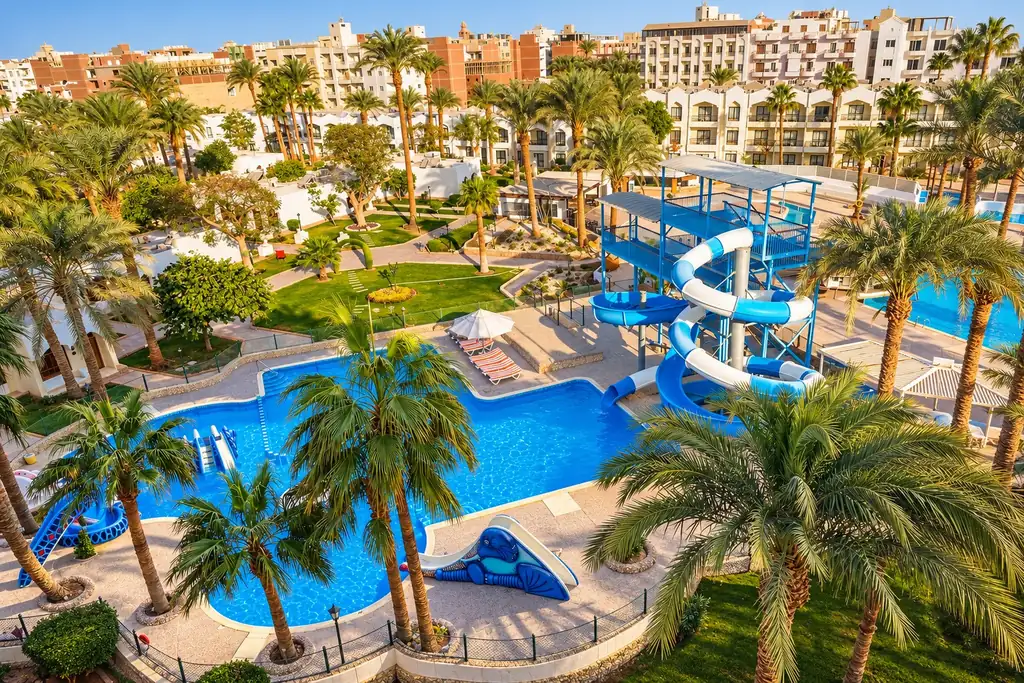 KI-Illustration: Pool mit Wasserrutschen im Regina Resort and Aqua Park Hurghada