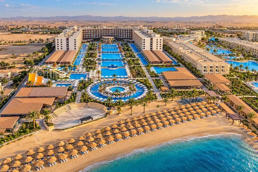 KI-Illustration: Anlage mit Pools und Strand von oben im Rewaya Majestic Resort