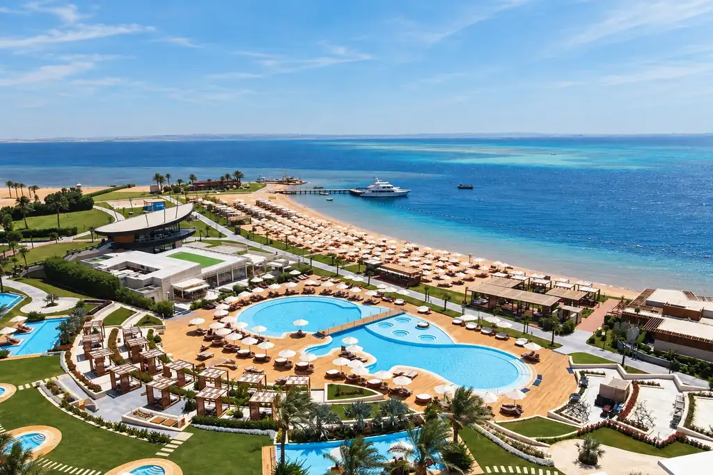 KI-Illustration: Pools und Strandpanorama im Rixos Premium Magawish Suites & Villas