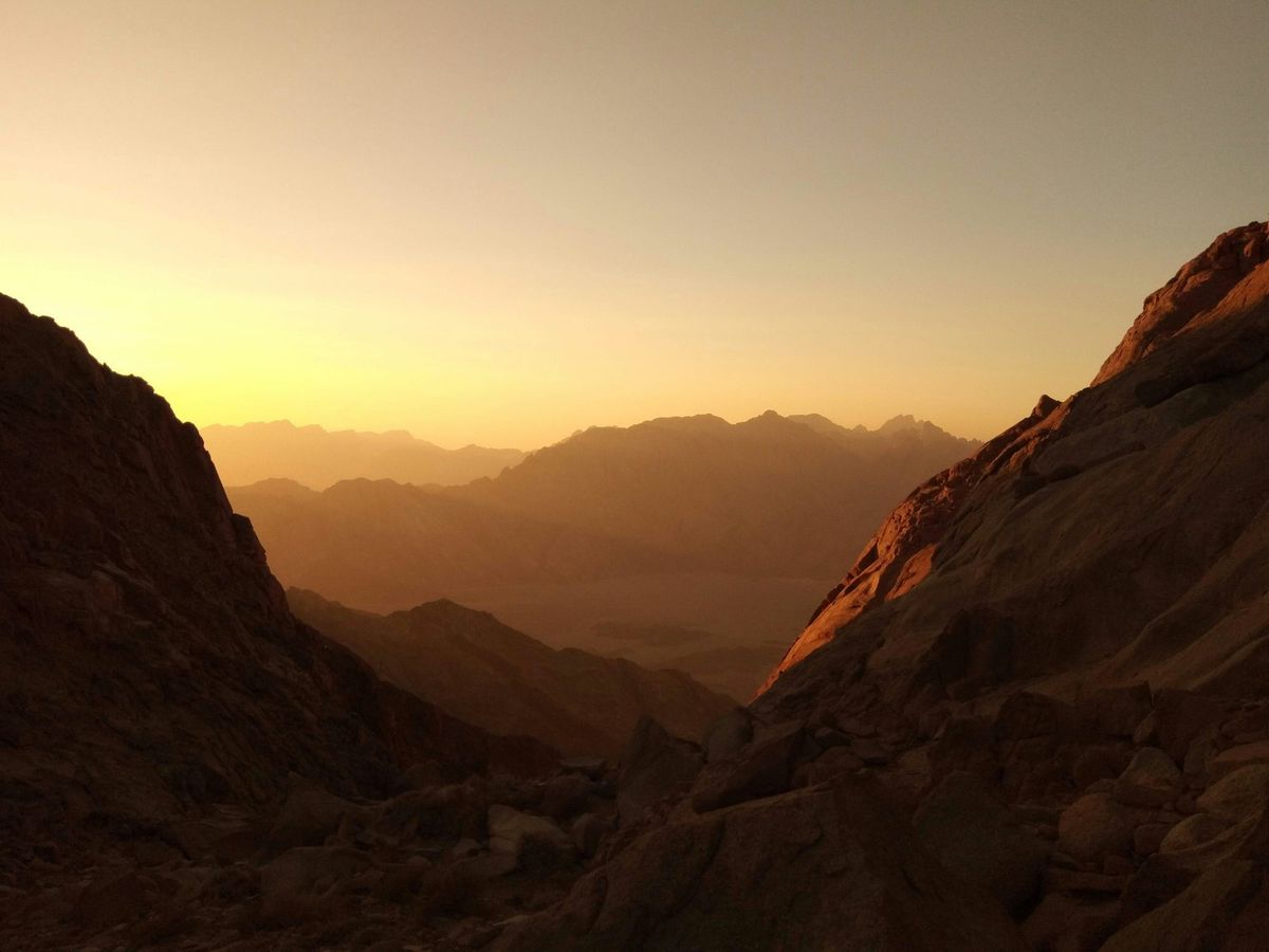 Blick über schroffe Berge der Ostwüste im goldenen Abendlicht