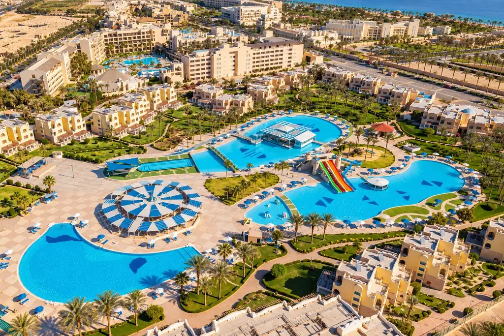 KI-Illustration: Anlage mit Pools und Rutschen von oben im Royal Lagoons Resort & Aqua Park