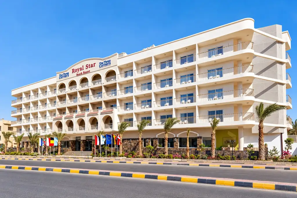 KI-Illustration: Hotelfassade an der Straße im Royal Star Beach Resort