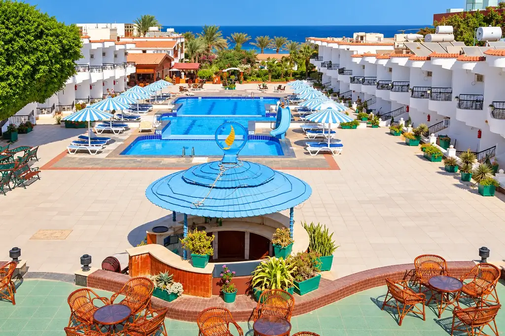 KI-Illustration: Pool mit Poolbar im Sand Beach Resort