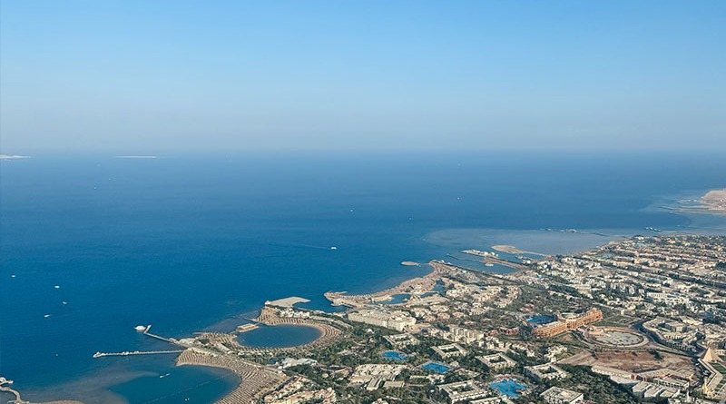 Diesiger Horizont über dem Roten Meer vor Hurghada, aus dem Flugzeug gesehen