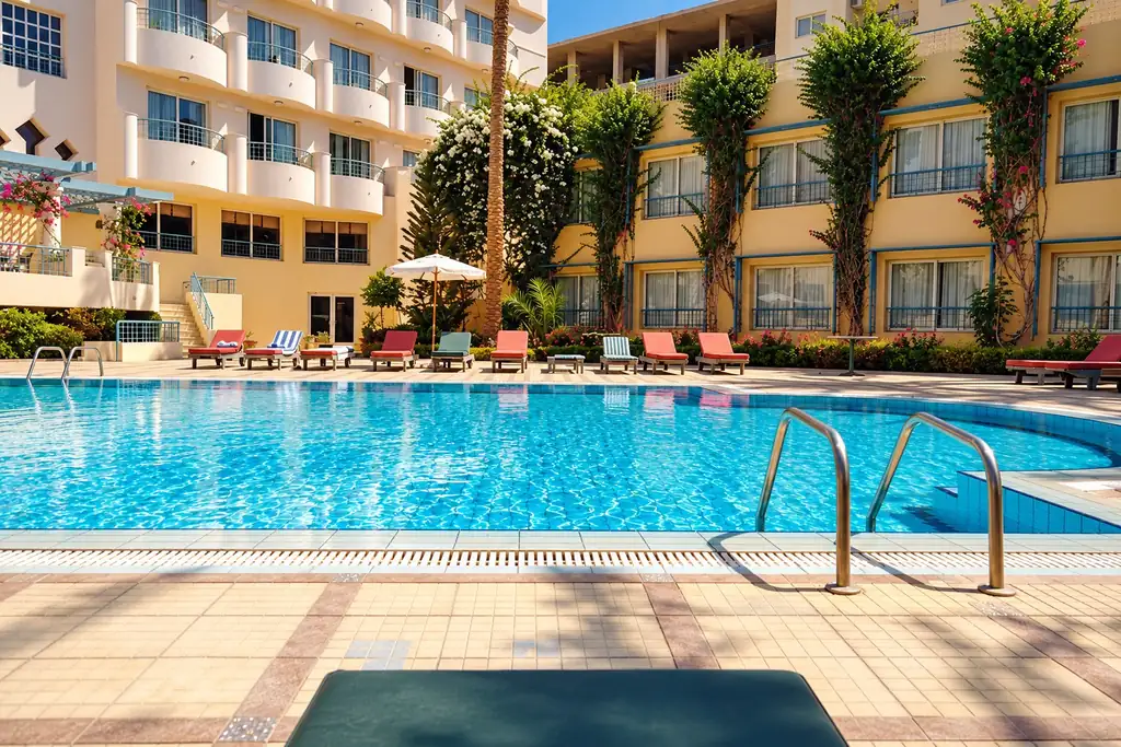 KI-Illustration: Pool vor dem Hotelgebäude im Sea Garden Hotel