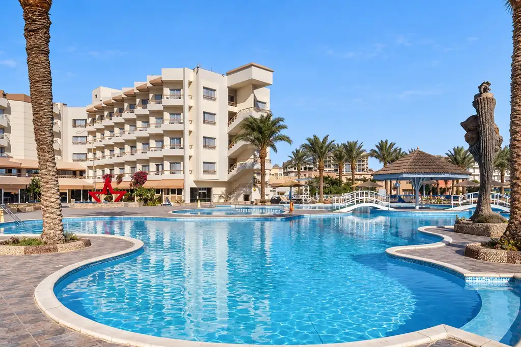 KI-Illustration: Pool und Hotelgebäude mit Palmen im Seagull Beach Resort