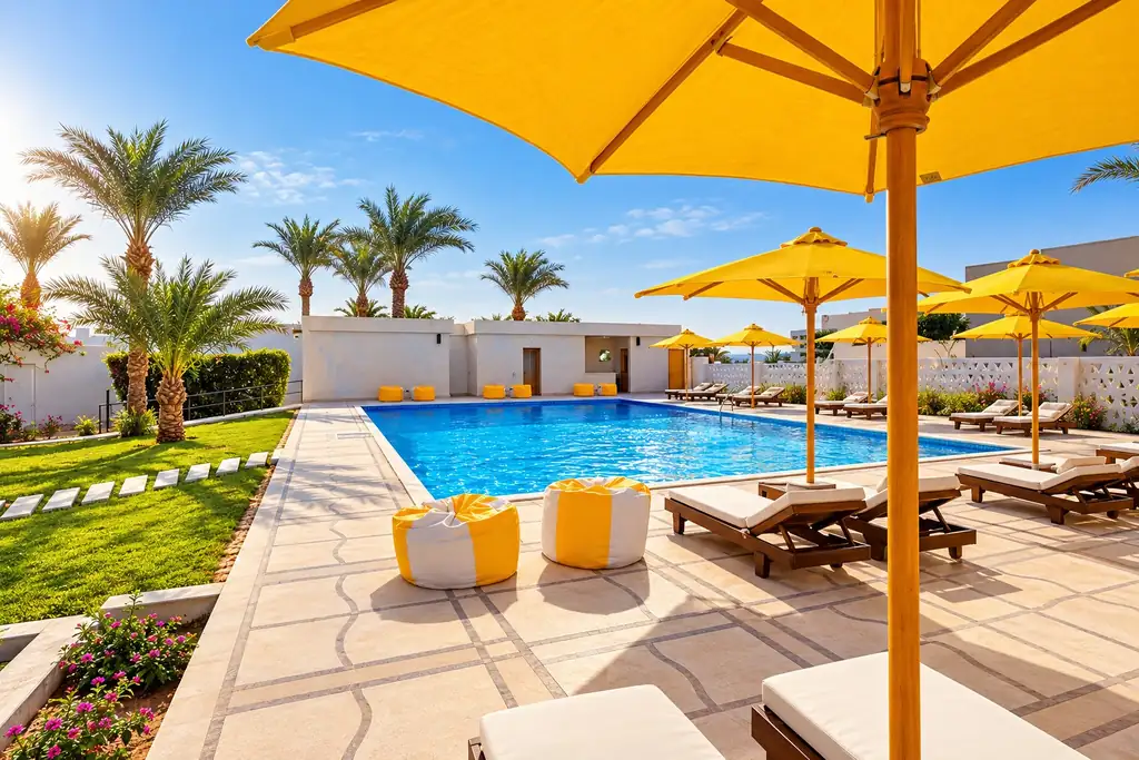 KI-Illustration: Pool mit gelben Sonnenschirmen im Shams Lodge Water Sports Resort