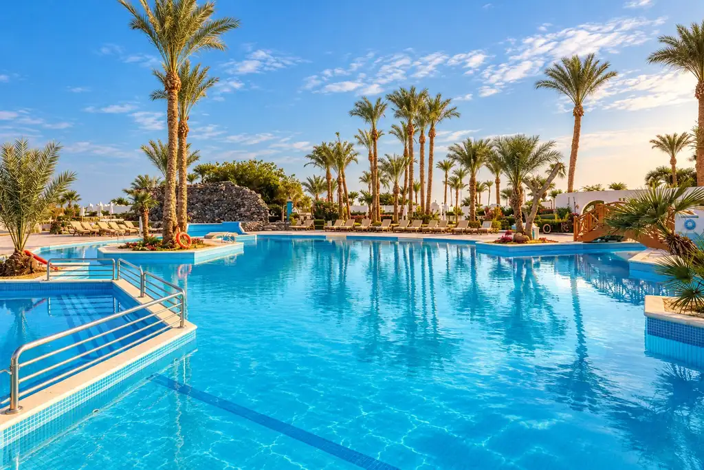 KI-Illustration: Pool mit Palmen im Shams Safaga Resort