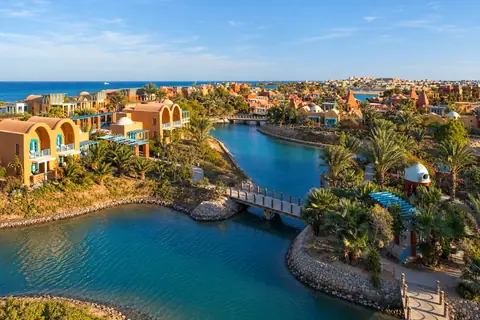 KI-Illustration: Hotelanlage und Lagunen im Sheraton Miramar Resort El Gouna