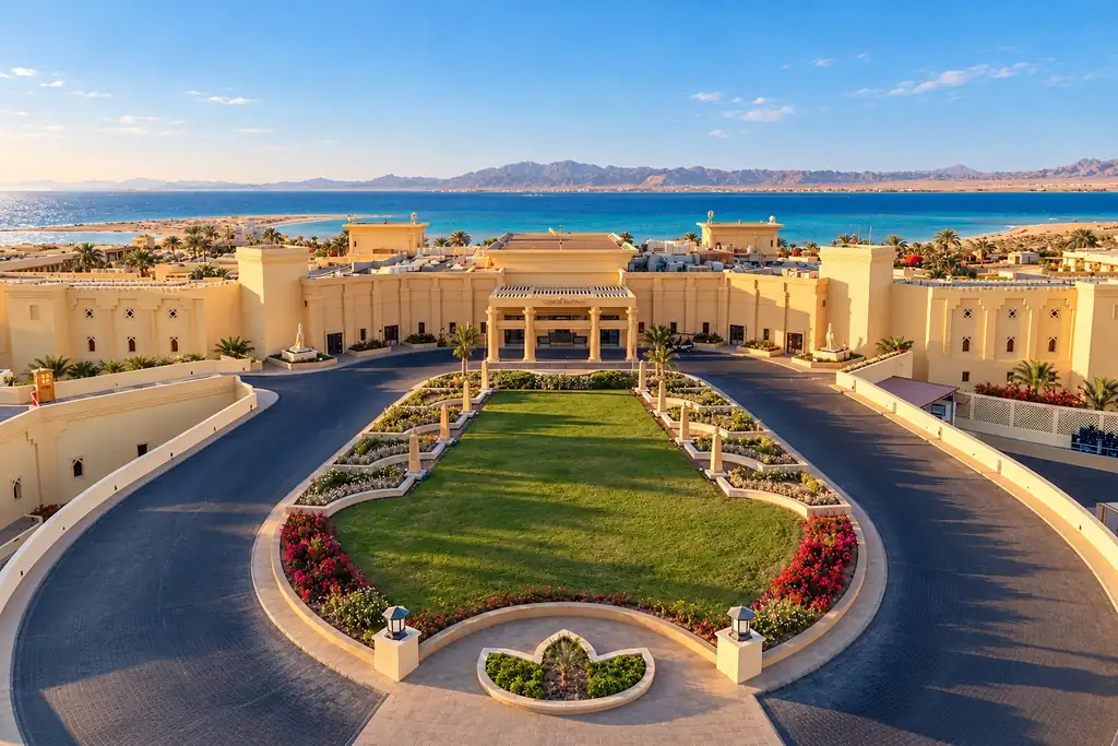 KI-Illustration: Auffahrt mit Meerblick im Sheraton Soma Bay Resort