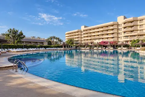 KI-Illustration: Pool und Hotelaußenansicht im Sindbad Club