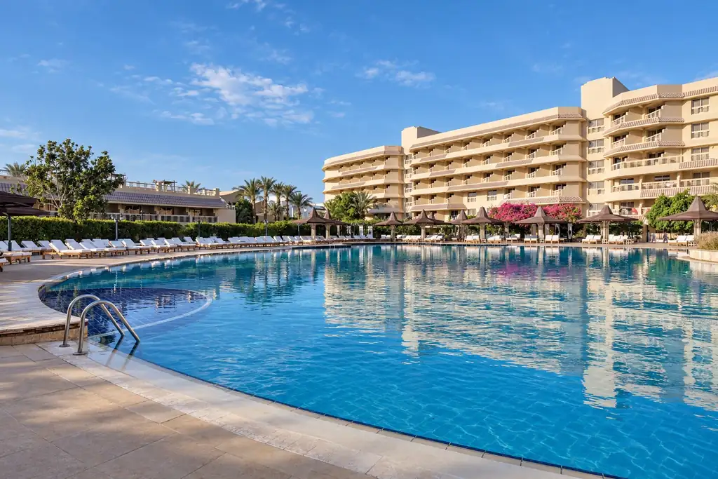 KI-Illustration: Pool und Hotelaußenansicht im Sindbad Club