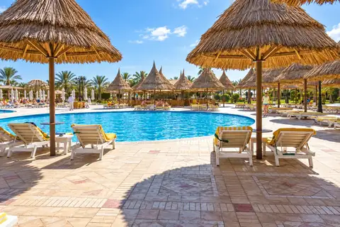 KI-Illustration: Poolbereich mit Strohdachschirmen im Siva Grand Beach