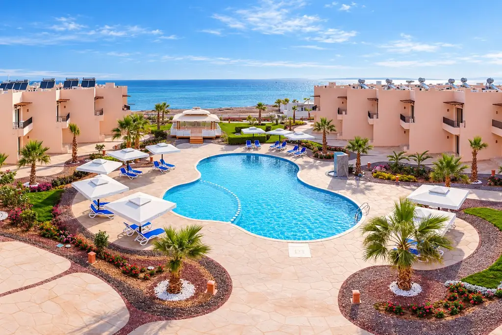 KI-Illustration: Pool im Garten mit Meerblick im Sky View Suites Hotel