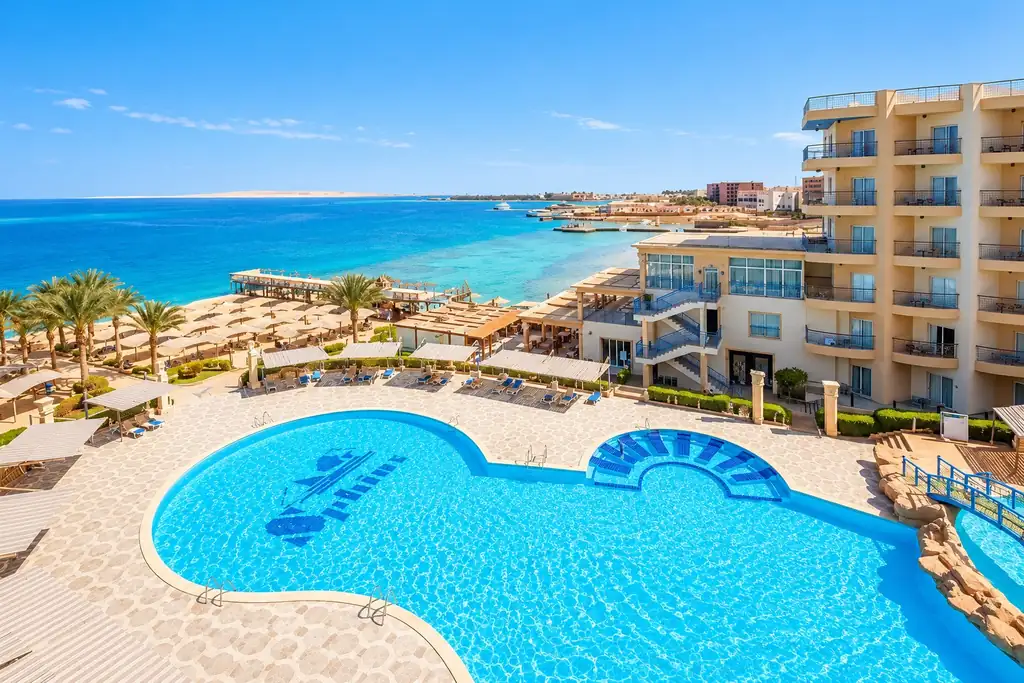 KI-Illustration: Pool am Strand mit Meerblick im Sphinx Aqua Park Beach Resort