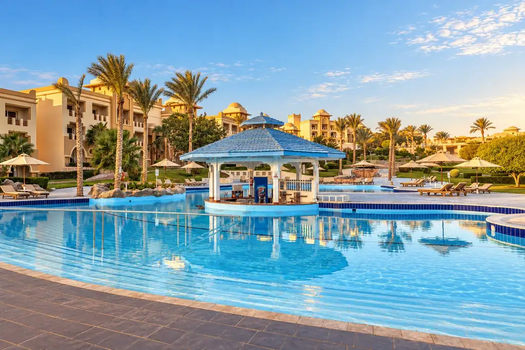 KI-Illustration: Pool mit Poolbar im SRNTY Sea Reef