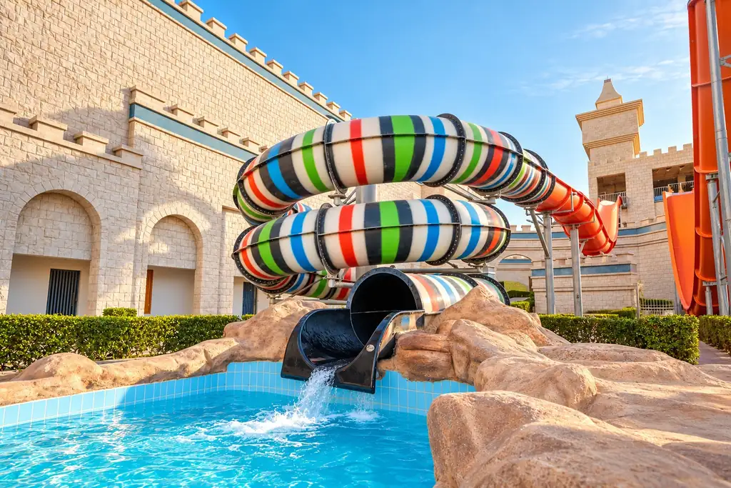KI-Illustration: Wasserrutschen am Pool im SRNTY Sun Ray