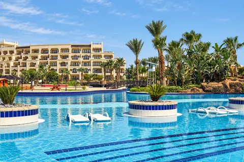 KI-Illustration: Poolbereich mit Palmen im Steigenberger ALDAU Beach Hotel