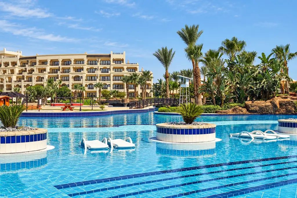 KI-Illustration: Poolbereich mit Palmen im Steigenberger ALDAU Beach Hotel