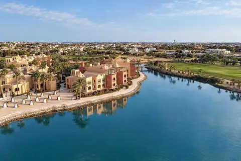 KI-Illustration: Hotelgebäude an einer Lagune im Steigenberger Golf Resort El Gouna