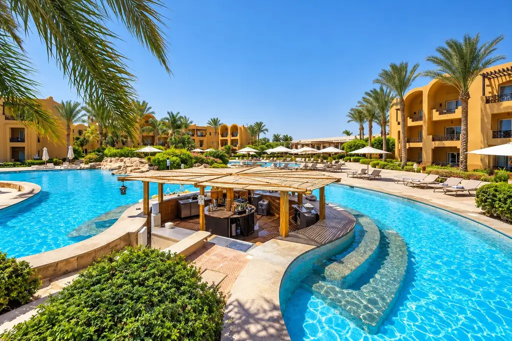 KI-Illustration: Pool mit Poolbar im Stella Beach Resort & Spa