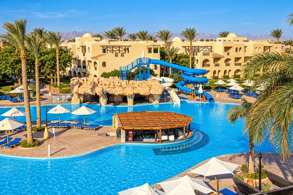 KI-Illustration: Poolanlage mit Rutschen im Stella Gardens Resort & Spa