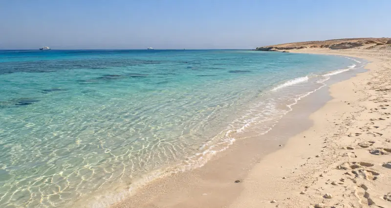 Heller Inselstrand mit klarem türkisfarbenem Wasser